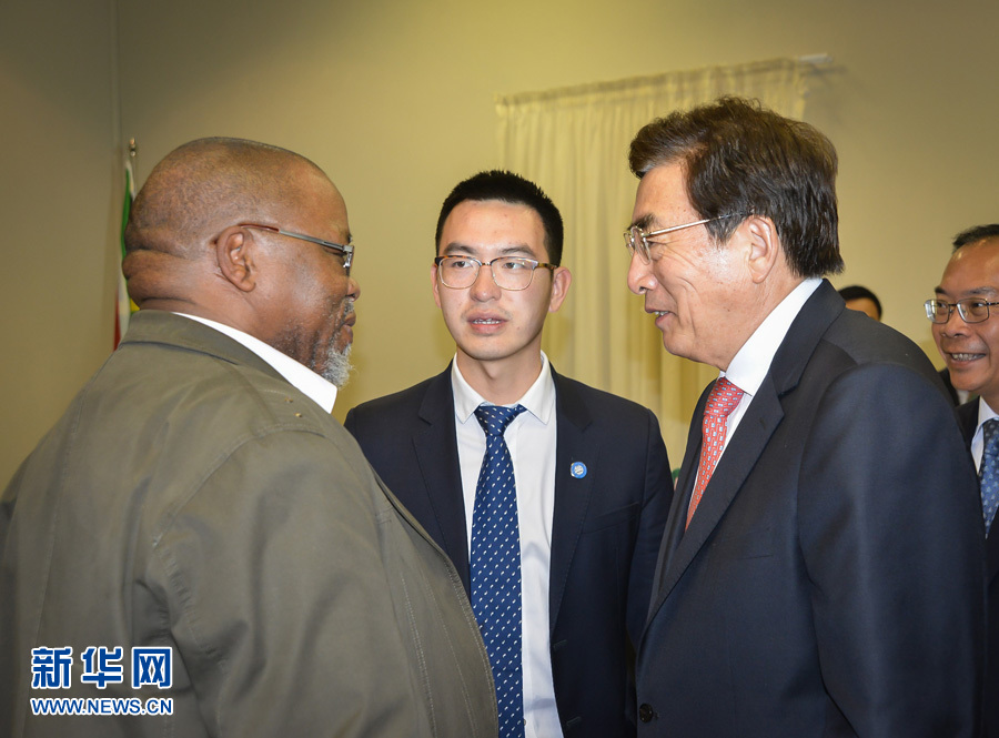 3月26日，中共中央政治局委員、北京市委書記郭金龍（前右）在南非約翰內(nèi)斯堡與執(zhí)政的南非非洲人國民大會總書記曼塔謝（前左）舉行工作會談。  新華社記者趙熙攝