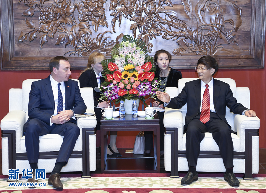 4月10日，中共中央政治局委員、中央政法委書記、中白政府間合作委員會(huì)中方主席孟建柱在北京會(huì)見白俄羅斯總統(tǒng)辦公廳副主任、中白政府間合作委員會(huì)白方主席斯諾普科夫。新華社記者 張領(lǐng) 攝