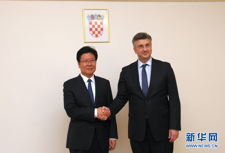 4月10日，克羅地亞民主共同體主席、政府總理普連科維奇（右）在薩格勒布會(huì)見中共中央政治局委員、中央黨的建設(shè)工作領(lǐng)導(dǎo)小組副組長(zhǎng)張春賢。新華社記者薛群攝