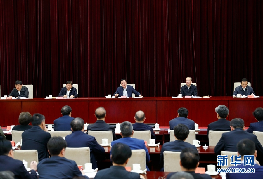 4月13日，中央宣傳部、中央政法委在北京召開貫徹落實(shí)《關(guān)于進(jìn)一步把社會(huì)主義核心價(jià)值觀融入法治建設(shè)的指導(dǎo)意見》電視電話會(huì)議。中共中央政治局委員、中央書記處書記、中宣部部長(zhǎng)劉奇葆出席會(huì)議并講話。新華社記者丁海濤攝