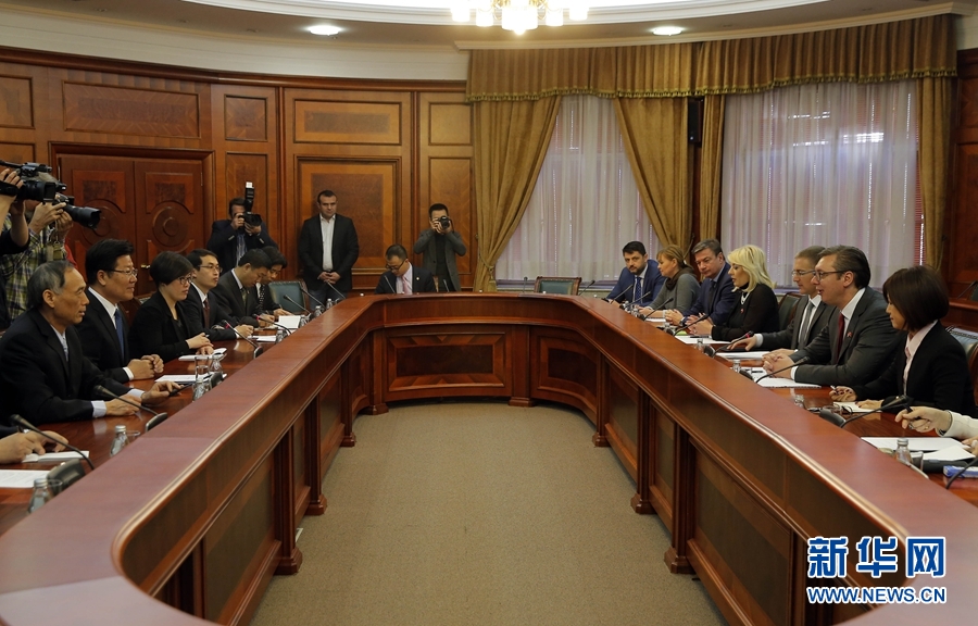 4月12日，塞爾維亞前進黨主席、政府總理武契奇（右二）在貝爾格萊德會見中共中央政治局委員、中央黨的建設(shè)工作領(lǐng)導(dǎo)小組副組長張春賢（左二）。新華社發(fā)（普雷德拉格&middot;米洛薩夫列維奇攝）