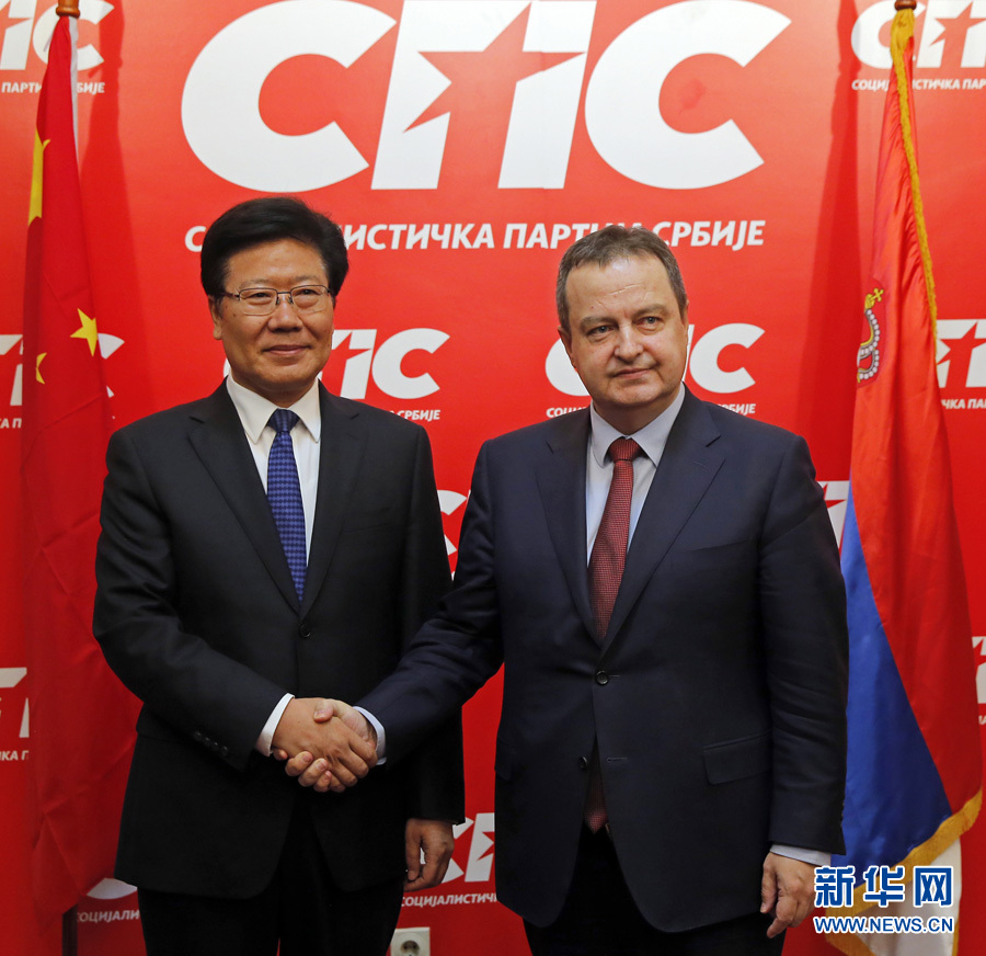 4月13日，中共中央政治局委員、中央黨的建設(shè)工作領(lǐng)導(dǎo)小組副組長張春賢（左）在塞爾維亞貝爾格萊德會見塞社會黨主席、政府第一副總理兼外長達契奇。新華社發(fā)（普雷德拉格&middot;米洛薩夫列維奇攝）