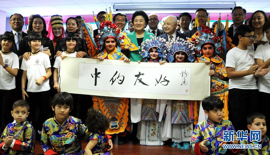 4月20日，在約旦首都安曼，中國國務(wù)院副總理劉延?xùn)|（中）考察TAG孔子學(xué)院。 新華社記者林曉蔚攝