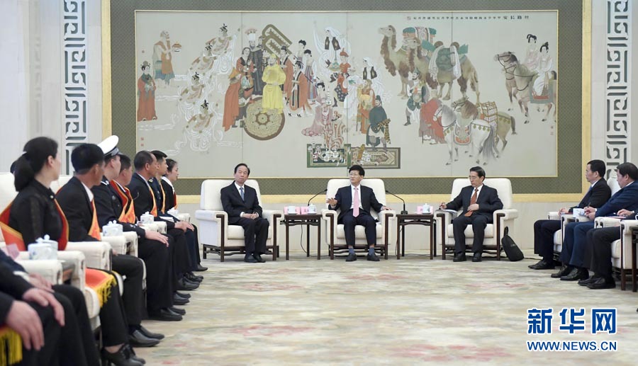 4月24日，第十三屆全國見義勇為英雄模范表彰大會在北京人民大會堂召開。會前，中共中央政治局委員、中央政法委書記孟建柱與見義勇為英雄模范及家屬代表座談。國務(wù)委員、公安部部長郭聲琨出席座談會并在表彰大會上講話。新華社記者 張鐸 攝