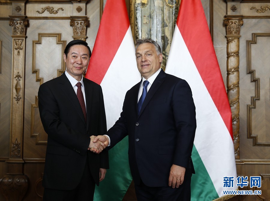 4月24日，在匈牙利首都布達(dá)佩斯，匈牙利總理、青民盟主席歐爾班（右）會(huì)見(jiàn)中共中央政治局委員、中央書記處書記、中宣部部長(zhǎng)劉奇葆。新華社記者葉平凡攝