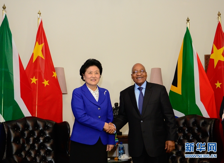 4月25日，南非總統(tǒng)祖馬（右）在比勒陀利亞總統(tǒng)官邸會見正在對南非進行正式訪問并出席中南高級別人文交流機制首次會議的中國國務(wù)院副總理劉延?xùn)|。 新華社記者 翟健嵐 攝