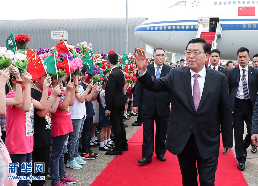 5月8日至10日，中共中央政治局常委、全國人大常委會(huì)委員長張德江視察澳門特別行政區(qū)。這是5月8日，張德江抵達(dá)澳門國際機(jī)場。 新華社記者龐興雷 攝 