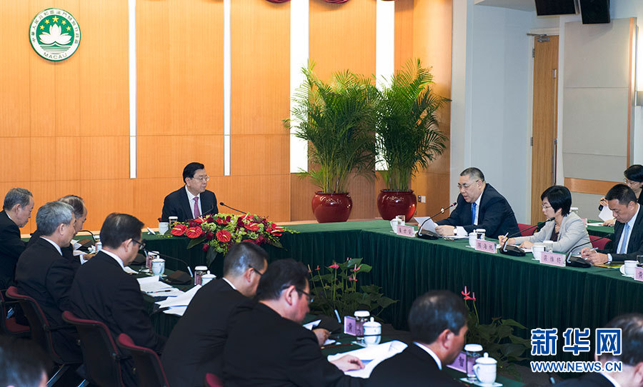 5月8日至10日，中共中央政治局常委、全國人大常委會(huì)委員長張德江視察澳門特別行政區(qū)。這是5月8日，張德江聽取澳門特別行政區(qū)政府工作匯報(bào)。新華社記者 李學(xué)仁 攝