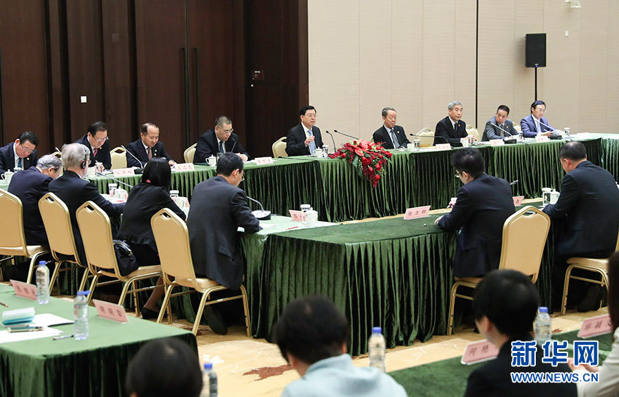 5月8日至10日，中共中央政治局常委、全國人大常委會(huì)委員長張德江視察澳門特別行政區(qū)。這是5月10日，張德江與教育工作者和學(xué)生代表座談。新華社記者 龐興雷 攝