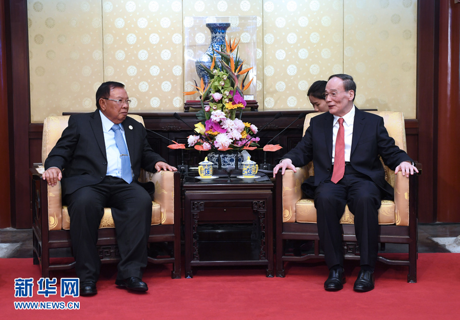 5月13日，中共中央政治局常委、中央紀(jì)委書(shū)記王岐山在北京釣魚(yú)臺(tái)國(guó)賓館會(huì)見(jiàn)老撾人民革命黨中央總書(shū)記、國(guó)家主席本揚(yáng)。 新華社記者 饒愛(ài)民攝