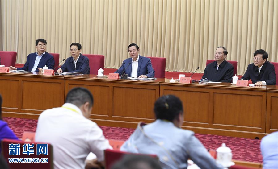 5月18日，中共中央政治局委員、中央書(shū)記處書(shū)記、中宣部部長(zhǎng)劉奇葆在北京出席紀(jì)念新華書(shū)店成立80周年座談會(huì)并講話。 新華社記者 張領(lǐng) 攝