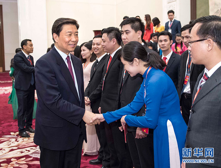 5月22日，中共中央政治局委員、國(guó)家副主席李源潮在北京會(huì)見越南胡志明共青團(tuán)中央書記處第一書記黎國(guó)鋒率領(lǐng)的越南青年代表團(tuán)。 新華社記者李濤 攝