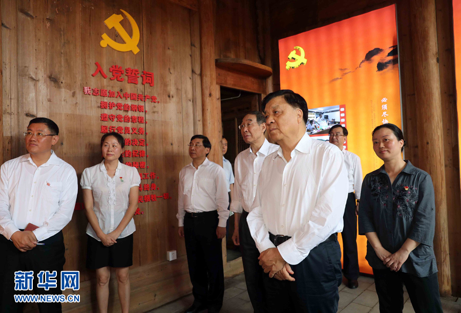 6月8日至10日，中共中央政治局常委、中央書記處書記劉云山在福建調(diào)研。這是6月9日，劉云山專程來到政和縣石圳村，深入了解廖俊波的事跡。新華社記者 劉衛(wèi)兵 攝