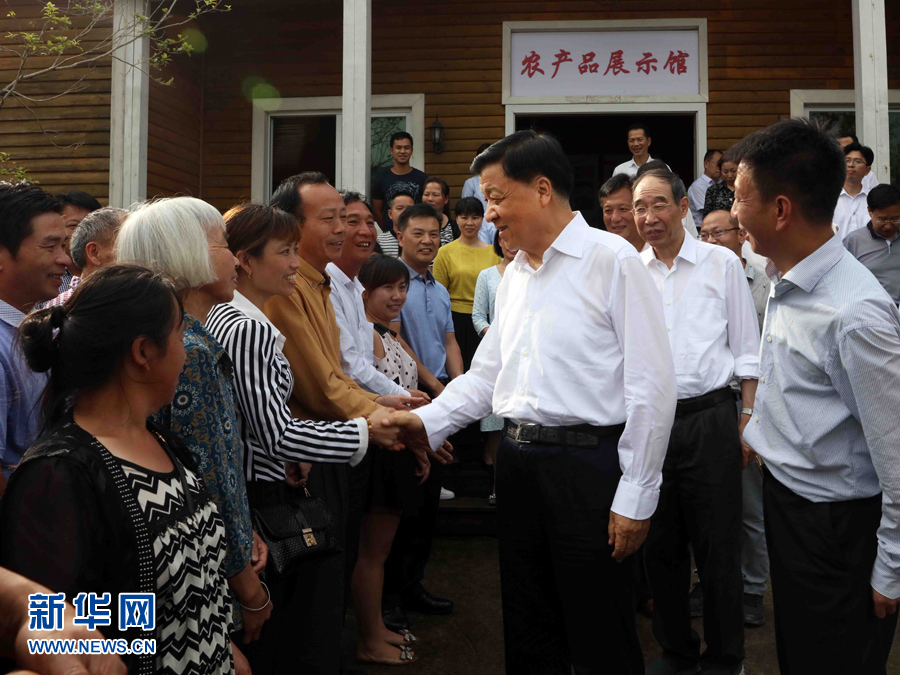 6月8日至10日，中共中央政治局常委、中央書記處書記劉云山在福建調(diào)研。這是6月9日，劉云山在周寧縣上洋村與村民親切交談。新華社記者 劉衛(wèi)兵 攝