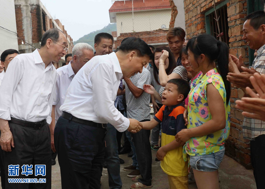 6月8日至10日，中共中央政治局常委、中央書記處書記劉云山在福建調(diào)研。這是6月9日，劉云山在福安市溪邳村走訪群眾家庭。新華社記者 劉衛(wèi)兵 攝