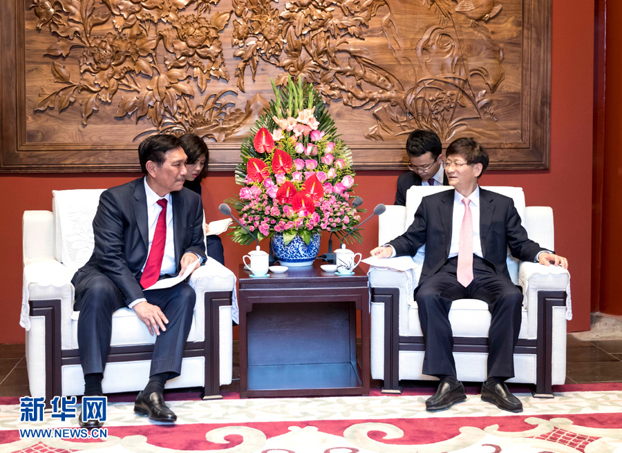 6月15日，中共中央政治局委員、中央政法委書記孟建柱在北京會見印尼總統(tǒng)特使、海洋統(tǒng)籌部長盧胡特。   新華社記者 丁海濤攝