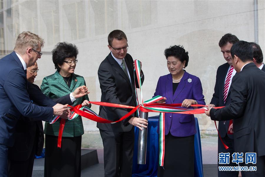 6月18日，在匈牙利布達佩斯，中國國務院副總理劉延東在考察匈牙利塞梅爾維斯醫(yī)科大學時為健康學院新教學樓奠基。中國國務院副總理劉延東18日在布達佩斯考察匈牙利塞梅爾維斯醫(yī)科大學并出席中匈中醫(yī)藥教育合作系列活動。 新華社發(fā)（弗爾季&middot;奧蒂洛攝） 