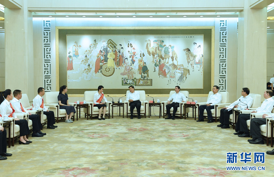 6月21日，廖俊波同志先進(jìn)事跡報告會在北京人民大會堂舉行。報告會前，中共中央政治局常委、中央書記處書記劉云山會見報告團(tuán)成員，代表習(xí)近平總書記，代表黨中央，向廖俊波同志家屬表示親切慰問，并頒發(fā)黨中央追授廖俊波同志&ldquo;全國優(yōu)秀共產(chǎn)黨員&rdquo;證書、獎?wù)?。新華社記者 饒愛民 攝