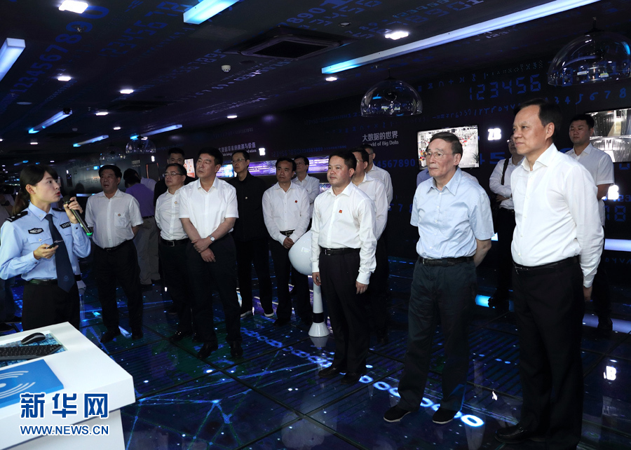 6月20日至22日，中共中央政治局常委、中央紀委書記王岐山在貴州省檢查紀檢監(jiān)察工作。這是6月21日，王岐山在調(diào)研期間考察貴陽大數(shù)據(jù)應(yīng)用展示中心。新華社記者 王曄 攝