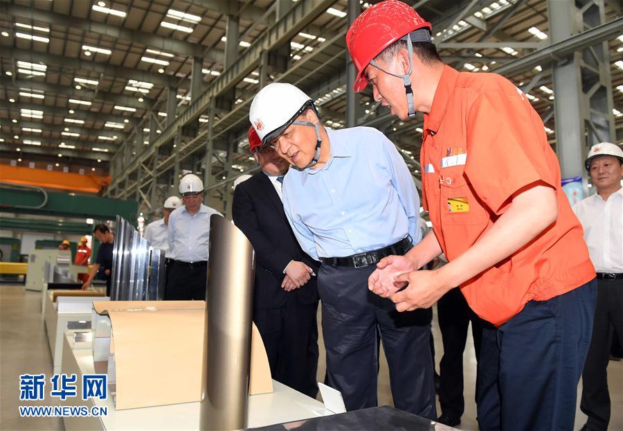 6月22日至24日，中共中央政治局常委、中央書記處書記劉云山在遼寧調(diào)研。這是6月22日，劉云山在營口市忠旺鋁業(yè)公司調(diào)研。 新華社記者張鐸 攝