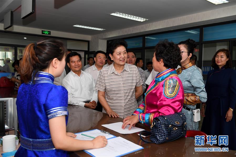 6月25日，全國(guó)民族團(tuán)結(jié)進(jìn)步創(chuàng)建經(jīng)驗(yàn)交流現(xiàn)場(chǎng)會(huì)在內(nèi)蒙古興安盟召開(kāi)，中共中央政治局委員、國(guó)務(wù)院副總理劉延?xùn)|出席會(huì)議并講話。在內(nèi)蒙古期間，劉延?xùn)|考察內(nèi)蒙古人民代表會(huì)議舊址即&ldquo;五一會(huì)址&rdquo;，深入社區(qū)看望各族干部群眾。這是劉延?xùn)|在興安盟科右前旗興科社區(qū)與群眾交談。新華社記者 陳曄華 攝