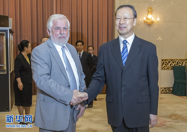 6月28日，中共中央書記處書記、全國政協(xié)副主席、中國經(jīng)濟(jì)社會理事會主席杜青林在北京會見歐盟經(jīng)濟(jì)社會委員會主席達(dá)西斯。 新華社記者 崔新鈺 攝