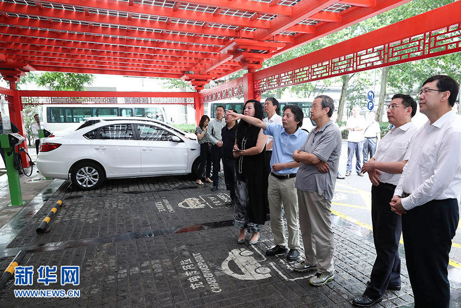 近日，中共中央政治局委員、國務院副總理馬凱在北京調(diào)研新能源汽車產(chǎn)業(yè)發(fā)展。這是7月4日，馬凱在北京深入新能源汽車充換電設施、充電服務平臺、分時租賃等單位調(diào)研。新華社記者 龐興雷 攝