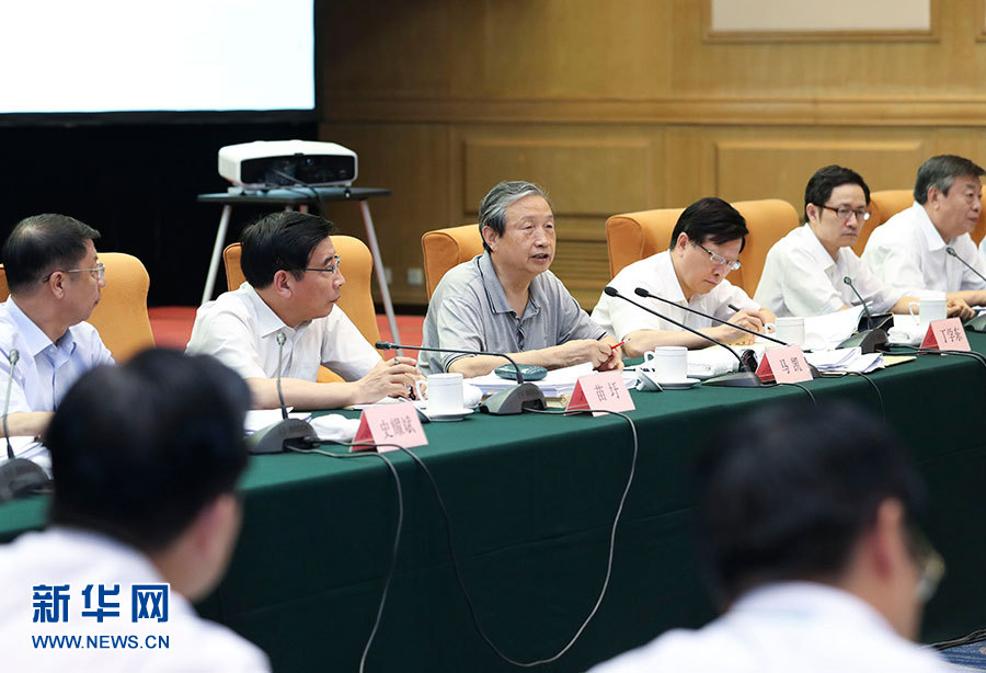 近日，中共中央政治局委員、國務院副總理馬凱在北京調(diào)研新能源汽車產(chǎn)業(yè)發(fā)展。這是7月4日，馬凱在北京深入新能源汽車充換電設施、充電服務平臺、分時租賃等單位調(diào)研，并主持召開推廣應用座談會。新華社記者 龐興雷 攝