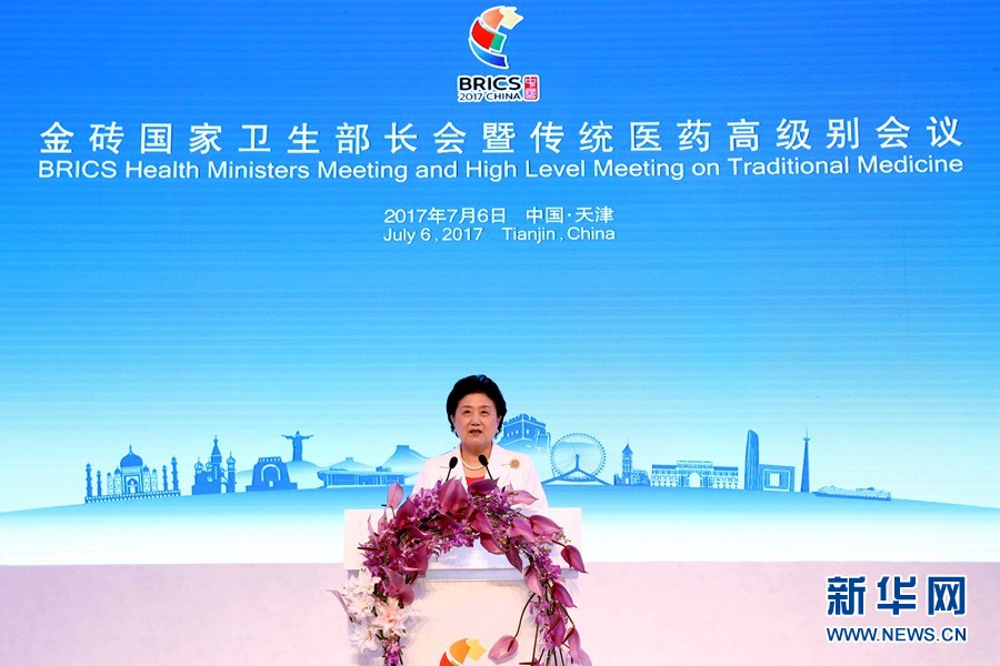 7月6日，金磚國(guó)家衛(wèi)生部長(zhǎng)會(huì)暨傳統(tǒng)醫(yī)藥高級(jí)別會(huì)議在天津開(kāi)幕。國(guó)家主席習(xí)近平發(fā)來(lái)賀信，對(duì)會(huì)議召開(kāi)表示祝賀。國(guó)務(wù)院副總理劉延?xùn)|在開(kāi)幕式上宣讀習(xí)近平的賀信并發(fā)表主旨演講。新華社記者 張玉薇 攝