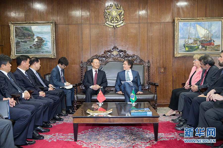 7月11日，在巴西首都巴西利亞，中共中央書記處書記、全國政協(xié)副主席杜青林（中左）會(huì)見巴西參議院議長歐尼西奧&middot;奧利維拉（中右）。新華社記者李明攝