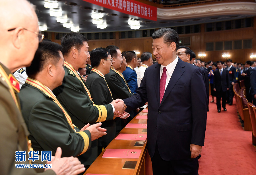 7月28日，慶祝中國(guó)人民解放軍建軍90周年文藝晚會(huì)《在黨的旗幟下》在北京人民大會(huì)堂舉行。中共中央總書(shū)記、國(guó)家主席、中央軍委主席習(xí)近平和李克強(qiáng)、張德江、俞正聲、劉云山、王岐山、張高麗等黨和國(guó)家領(lǐng)導(dǎo)人，與首都3000多名各界群眾一起觀看演出。演出開(kāi)始前，習(xí)近平等與老戰(zhàn)士、老同志代表和&ldquo;八一勛章&rdquo;獲得者親切握手。新華社記者 李學(xué)仁 攝