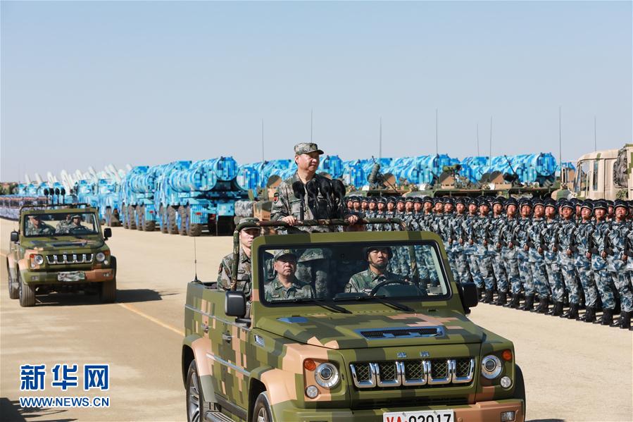 7月30日上午，慶祝中國人民解放軍建軍90周年閱兵在朱日和聯(lián)合訓(xùn)練基地隆重舉行。中共中央總書記、國家主席、中央軍委主席習近平檢閱部隊并發(fā)表重要講話。這是習近平乘車檢閱部隊。新華社記者 李剛 攝