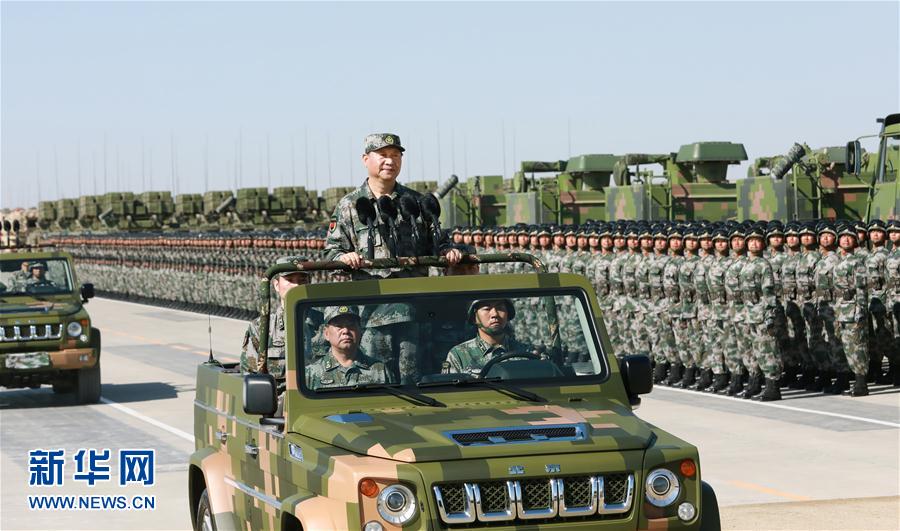 7月30日上午，慶祝中國人民解放軍建軍90周年閱兵在朱日和聯(lián)合訓(xùn)練基地隆重舉行。中共中央總書記、國家主席、中央軍委主席習近平檢閱部隊并發(fā)表重要講話。這是習近平乘車檢閱部隊。新華社記者 李剛 攝