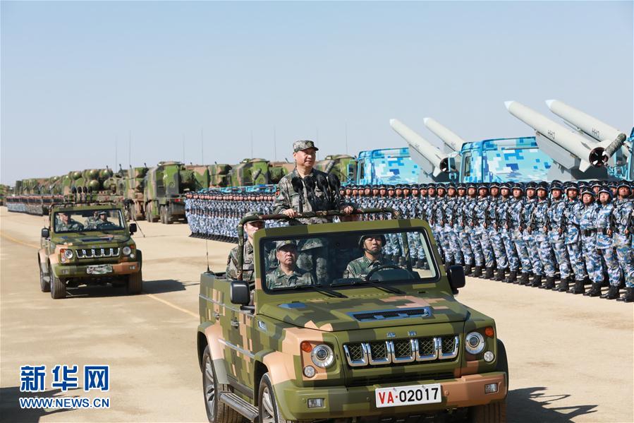 7月30日上午，慶祝中國人民解放軍建軍90周年閱兵在朱日和聯(lián)合訓(xùn)練基地隆重舉行。中共中央總書記、國家主席、中央軍委主席習近平檢閱部隊并發(fā)表重要講話。這是習近平乘車檢閱部隊。新華社記者 李剛 攝