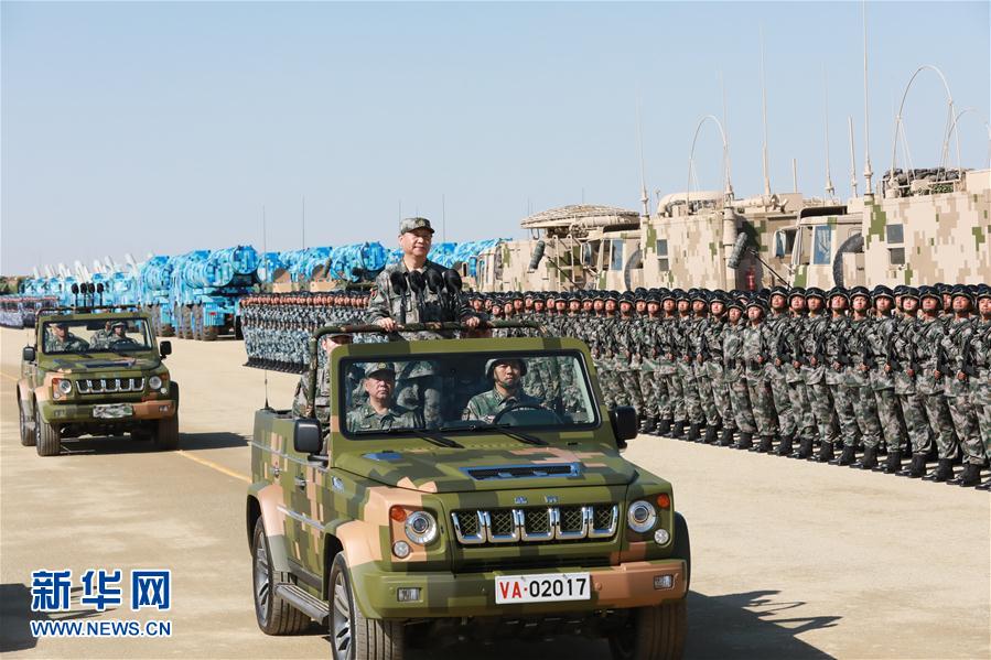 7月30日上午，慶祝中國人民解放軍建軍90周年閱兵在朱日和聯(lián)合訓(xùn)練基地隆重舉行。中共中央總書記、國家主席、中央軍委主席習近平檢閱部隊并發(fā)表重要講話。這是習近平乘車檢閱部隊。新華社記者 李剛 攝