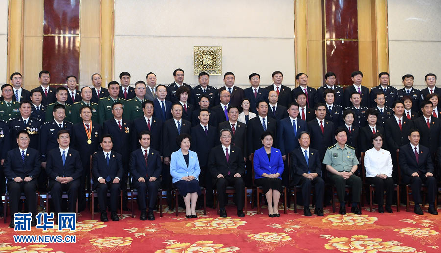 8月7日，中共中央政治局常委、全國政協(xié)主席、中央代表團團長俞正聲率代表團部分成員分別赴內(nèi)蒙古軍區(qū)、武警內(nèi)蒙古總隊、武警內(nèi)蒙古森林總隊慰問，并會見自治區(qū)政法干警代表。這是俞正聲會見自治區(qū)政法干警代表并合影。新華社記者 張領 攝