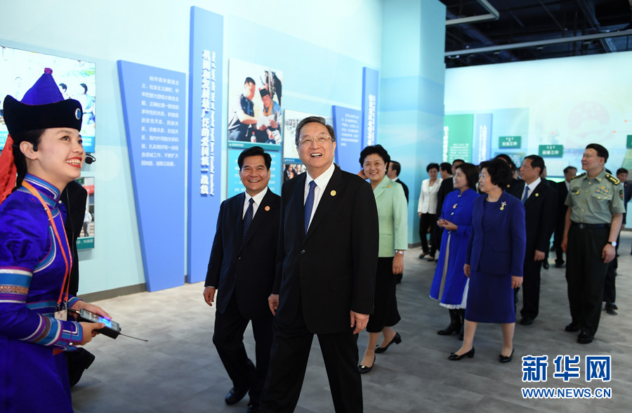 8月7日，中共中央政治局常委、全國政協(xié)主席、中央代表團團長俞正聲率代表團全體成員來到內(nèi)蒙古展覽館，參觀《守望相助團結奮斗&mdash;&mdash;慶祝內(nèi)蒙古自治區(qū)成立70周年展覽》。 新華社記者 張領 攝