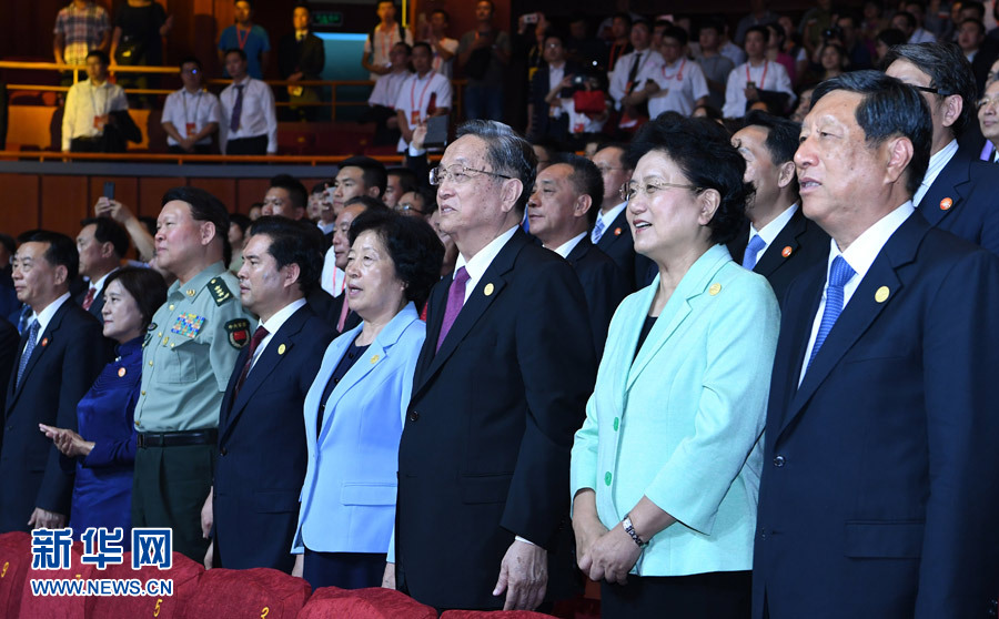 8月7日，慶祝內(nèi)蒙古自治區(qū)成立70周年文藝晚會《贊歌》在內(nèi)蒙古烏蘭恰特大劇院舉行。中共中央政治局常委、全國政協(xié)主席、中央代表團(tuán)團(tuán)長俞正聲和各族各界干部群眾等共約1300人觀看演出。新華社記者 張領(lǐng) 攝