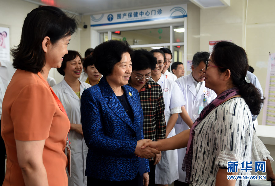 8月9日，中共中央政治局委員、中央統(tǒng)戰(zhàn)部部長(zhǎng)、中央代表團(tuán)副團(tuán)長(zhǎng)孫春蘭率中央代表團(tuán)三分團(tuán)，先后赴內(nèi)蒙古自治區(qū)烏海市、阿拉善盟看望各族干部群眾。這是孫春蘭在烏海市婦兒醫(yī)療預(yù)防保健中心同患者親切交談。新華社記者 任軍川 攝