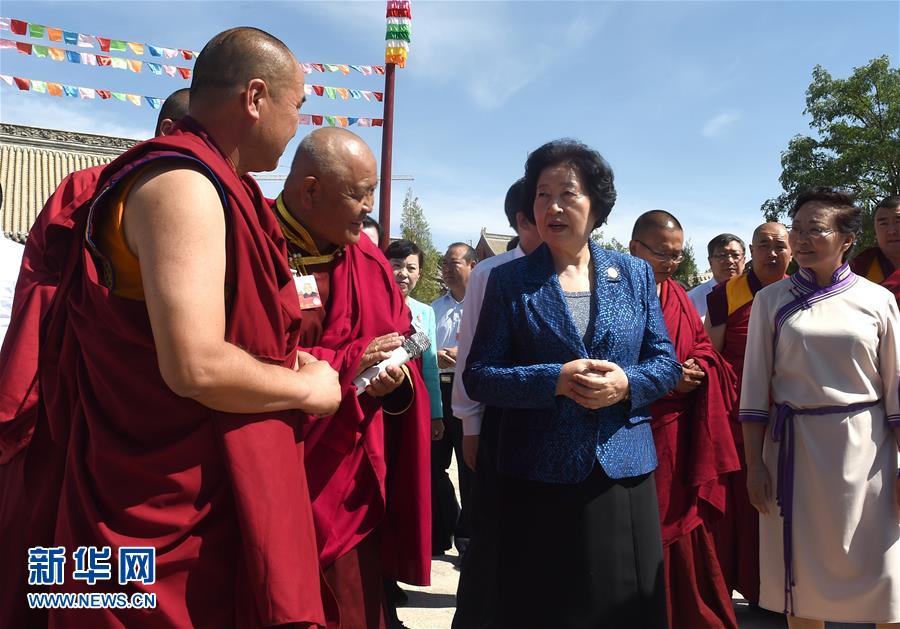 8月10日，中共中央政治局委員、中央統(tǒng)戰(zhàn)部部長、中央代表團副團長孫春蘭率中央代表團三分團繼續(xù)在內(nèi)蒙古自治區(qū)阿拉善盟看望慰問，把以習(xí)近平同志為核心的黨中央的親切關(guān)懷和全國各族人民的美好祝福帶給阿拉善各族各界干部群眾。這是孫春蘭在佛教寺廟延福寺考察。新華社記者 任軍川 攝