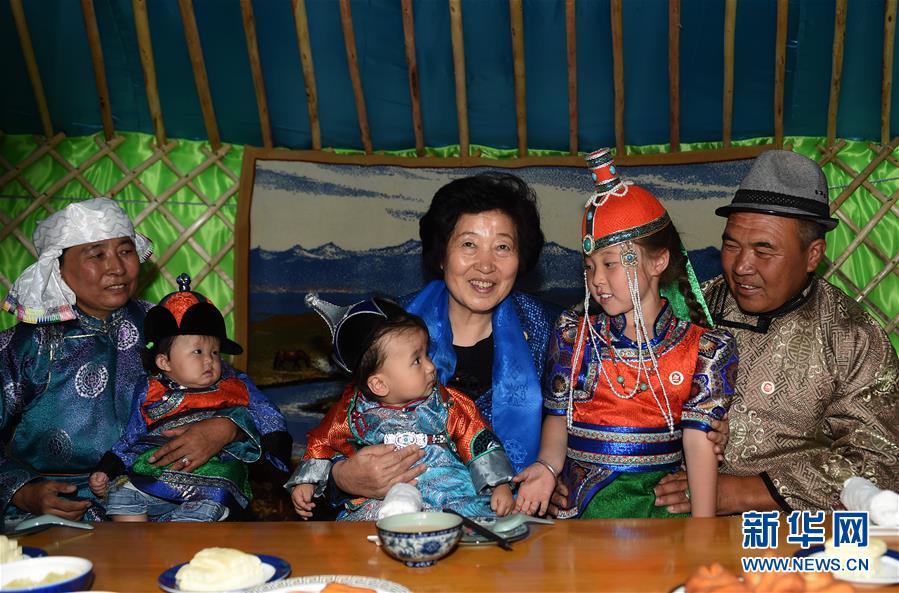 8月11日，帶著以習(xí)近平同志為核心的黨中央的親切關(guān)懷和全國(guó)各族人民的美好祝福，中共中央政治局委員、中央統(tǒng)戰(zhàn)部部長(zhǎng)、中央代表團(tuán)副團(tuán)長(zhǎng)孫春蘭率中央代表團(tuán)三分團(tuán)在錫林郭勒盟看望各族干部群眾，共同慶祝內(nèi)蒙古自治區(qū)成立70周年。這是孫春蘭在錫林浩特市寶力根蘇木牧民巴&middot;巴特爾（右一）家中看望。新華社記者 任軍川 攝