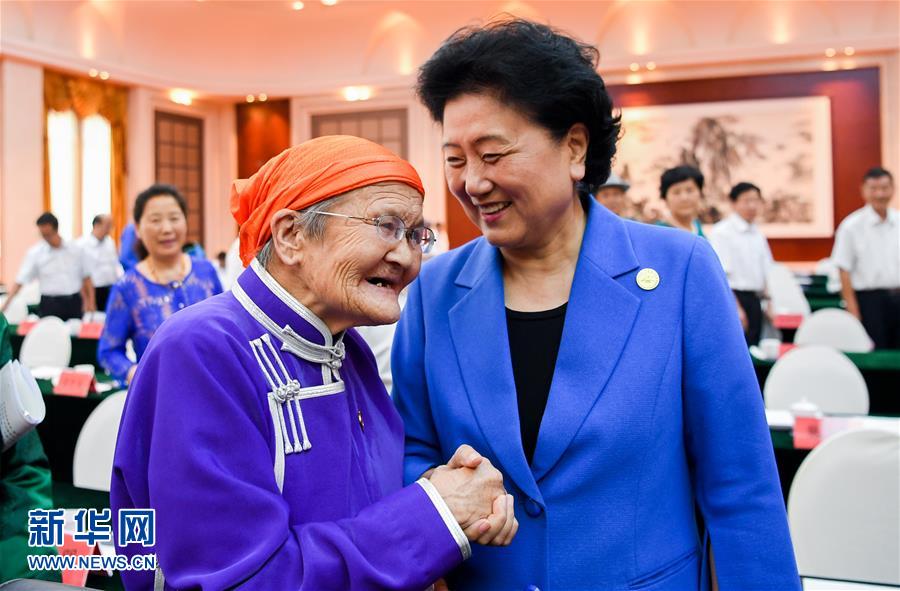 8月11日，中共中央政治局委員、國(guó)務(wù)院副總理、中央代表團(tuán)副團(tuán)長(zhǎng)劉延?xùn)|率中央代表團(tuán)二分團(tuán)，看望慰問(wèn)烏蘭察布各族干部群眾，轉(zhuǎn)達(dá)以習(xí)近平同志為核心的黨中央的親切關(guān)懷和全國(guó)人民的美好祝愿。這是劉延?xùn)|在出席烏蘭察布市慶祝內(nèi)蒙古自治區(qū)成立70周年座談會(huì)后，與&ldquo;草原母親&rdquo;都貴瑪親切交談。新華社記者 連振 攝