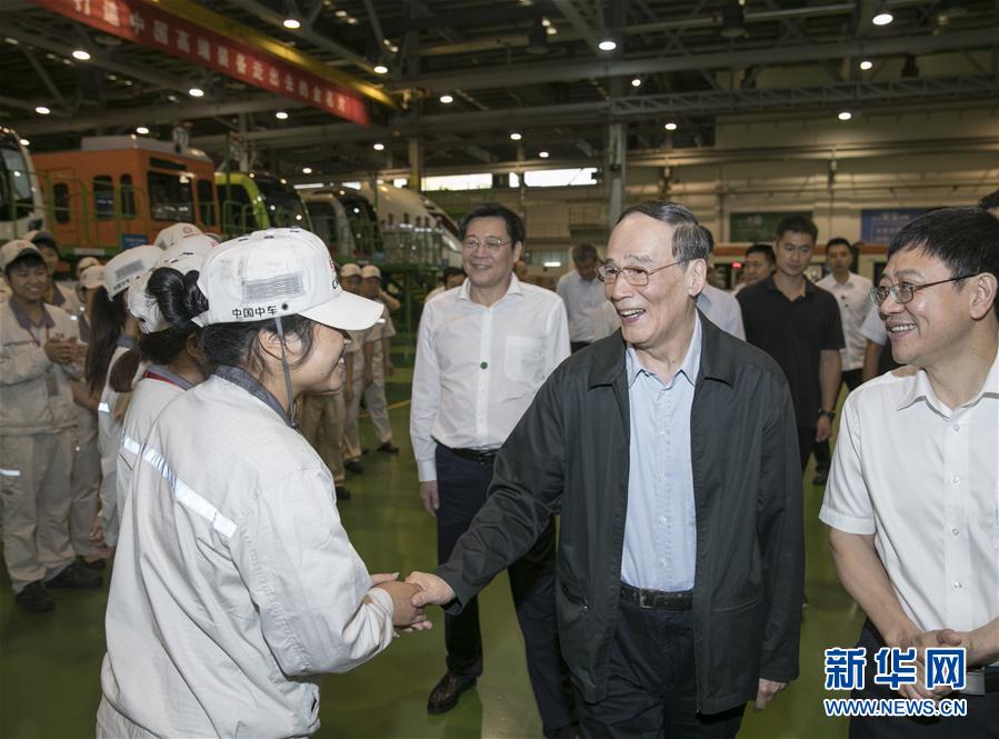 9月3日至5日，中共中央政治局常委、中央紀(jì)委書記、中央巡視工作領(lǐng)導(dǎo)小組組長(zhǎng)王岐山在湖南省調(diào)研并主持召開巡察工作座談會(huì)。這是9月4日，王岐山到中國(guó)中車株洲電力機(jī)車有限公司考察。新華社記者 王曄 攝
