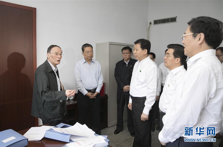 9月3日至5日，中共中央政治局常委、中央紀(jì)委書記、中央巡視工作領(lǐng)導(dǎo)小組組長(zhǎng)王岐山在湖南省調(diào)研并主持召開巡察工作座談會(huì)。這是9月4日，王岐山來到株洲市委巡察辦看望巡察干部。新華社記者 王曄 攝
