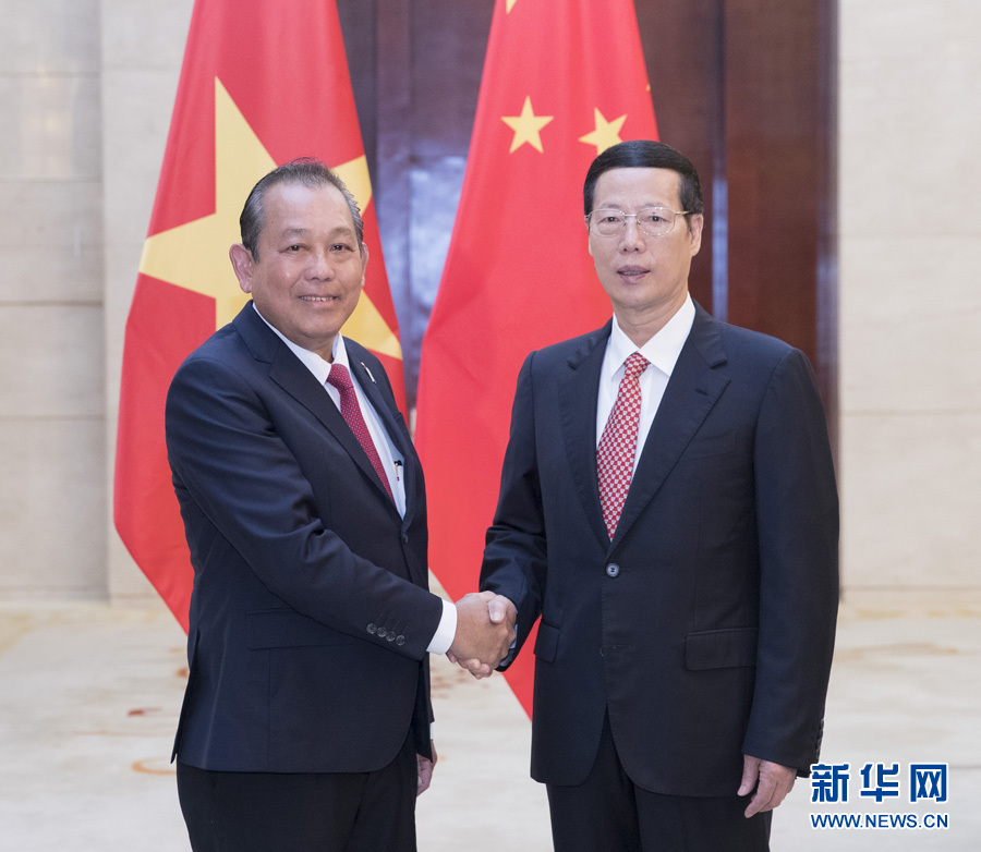  9月11日，中共中央政治局常委、國務(wù)院副總理張高麗在廣西南寧會見前來出席第十四屆中國－東盟博覽會和中國－東盟商務(wù)與投資峰會的越南常務(wù)副總理張和平。新華社記者王曄攝