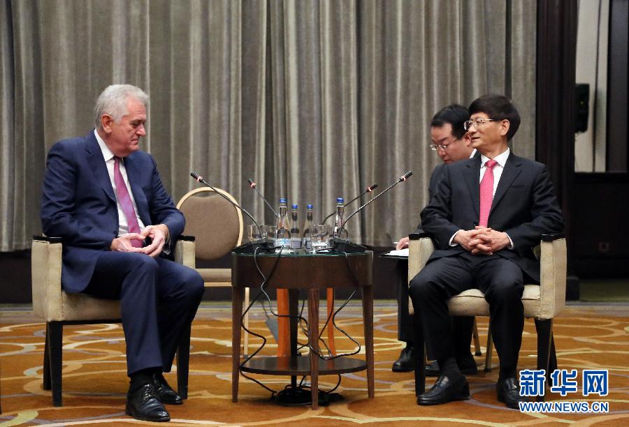 9月11日，在塞爾維亞首都貝爾格萊德，習近平主席特使、中共中央政治局委員、中央政法委書記孟建柱（右）會見塞爾維亞前總統(tǒng)尼科利奇（左）。新華社記者王慧娟攝