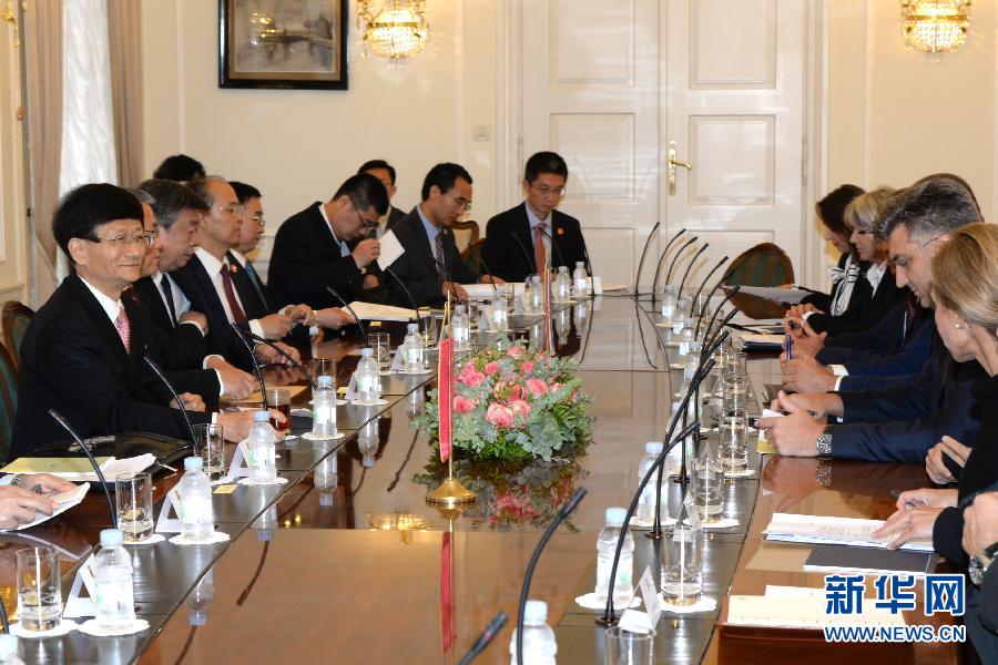 9月12日，克羅地亞總理普連科維奇（右二）在首都薩格勒布會(huì)見到訪的習(xí)近平主席特使、中共中央政治局委員、中央政法委書記孟建柱（左一）。新華社記者高磊攝