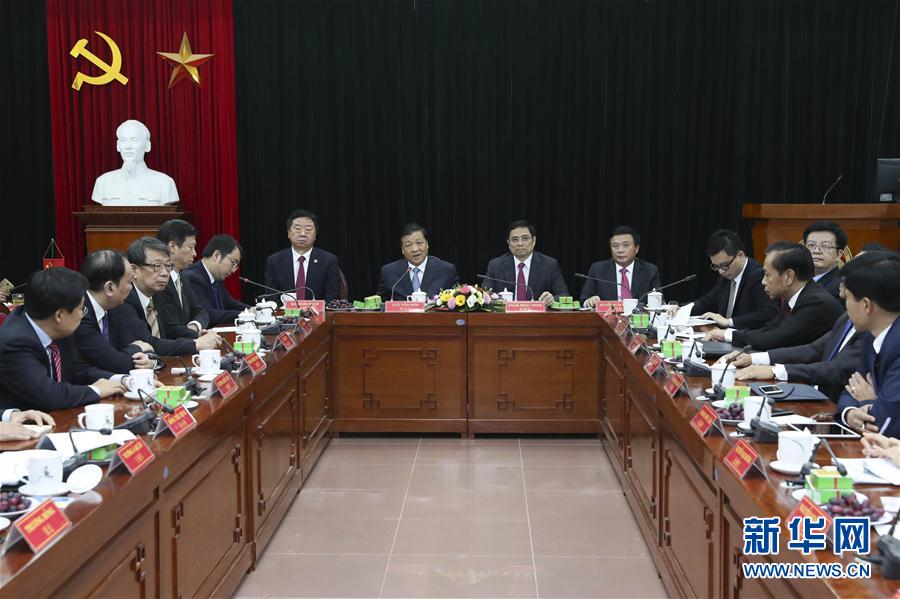 應(yīng)越南共產(chǎn)黨邀請，中共中央政治局常委、中央書記處書記劉云山9月18日至19日對越南進行正式訪問。這是9月19日，劉云山在越共中央政治局委員范明政陪同下考察胡志明國家政治學(xué)院，并與曾赴華考察交流的越方學(xué)員代表進行座談。 新華社記者龐興雷 攝