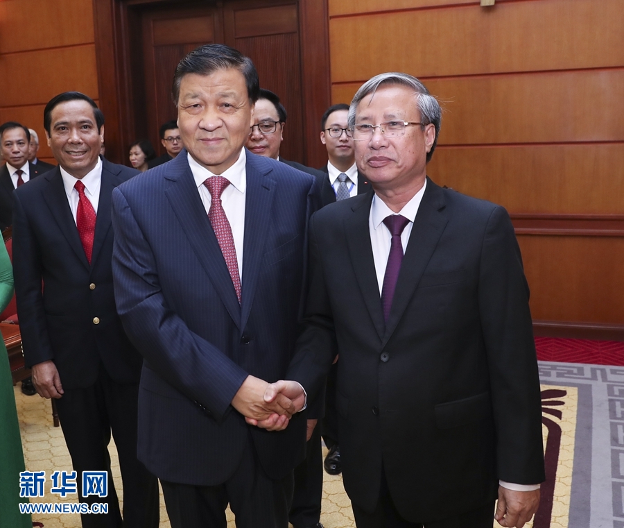 應(yīng)越南共產(chǎn)黨邀請，中共中央政治局常委、中央書記處書記劉云山9月18日至19日對越南進行正式訪問。這是9月18日，劉云山在河內(nèi)與越共中央政治局委員陳國旺舉行會談。 新華社記者 龐興雷 攝