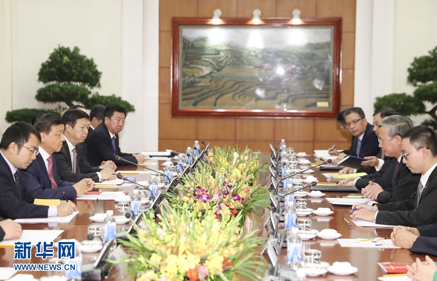 應(yīng)越南共產(chǎn)黨邀請，中共中央政治局常委、中央書記處書記劉云山9月18日至19日對越南進行正式訪問。這是9月18日，劉云山在河內(nèi)與越共中央政治局委員陳國旺舉行會談。 新華社記者 丁林 攝